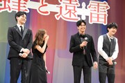 左から松坂桃李、松岡茉優、森崎ウィン、鈴鹿央士。