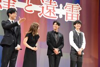 共演者たちに、前を向いて話すよう教えられる鈴鹿央士（右端）。