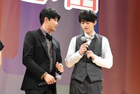 森崎ウィン（左）にマイクの使い方を教わる鈴鹿央士（右）。