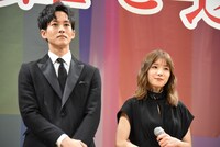 左から松坂桃李、松岡茉優。