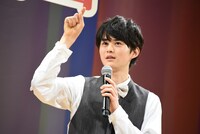 独特なピアノ練習法について説明する鈴鹿央士。