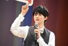 独特なピアノ練習法について説明する鈴鹿央士。