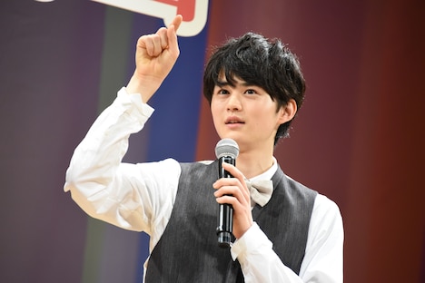 独特なピアノ練習法について説明する鈴鹿央士。