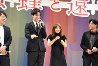ピアノ練習中の震える手元を“バンビ”と称された松坂桃李（中央左）。