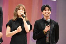 左から松岡茉優、森崎ウィン。