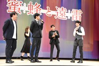 今戦っているものは「食費」だと端的に答え、登壇者たちを笑わせた鈴鹿央士（右端）。