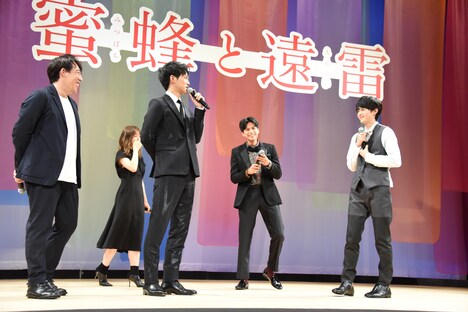 今戦っているものは「食費」だと端的に答え、登壇者たちを笑わせた鈴鹿央士（右端）。