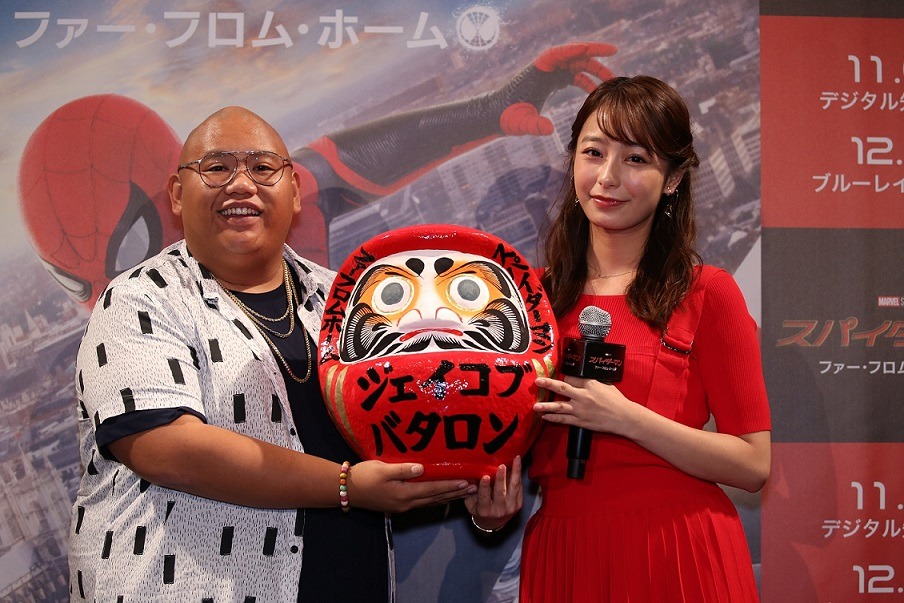 左からジェイコブ・バタロン、宇垣美里。
