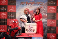 左からスパイダーマン、ジェイコブ・バタロン、宇垣美里。