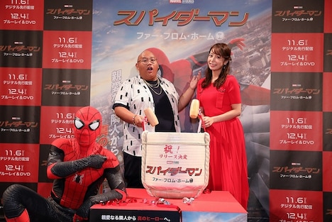 左からスパイダーマン、ジェイコブ・バタロン、宇垣美里。