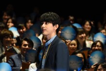 ブルーカーペットを通って登場した吉沢亮。