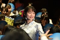 ブルーカーペットを通って登場した吉岡里帆。