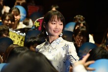 ブルーカーペットを通って登場した吉岡里帆。