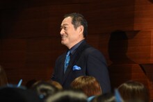 ブルーカーペットを通って登場した松平健。