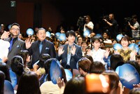 ブルーカーペットを通って登場したキャストたち。