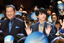 ブルーカーペットを通って登場した松平健（左）と吉沢亮（右）。