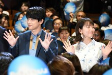 ブルーカーペットを通って登場した吉沢亮（左）と吉岡里帆（右）。