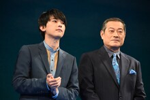 左から吉沢亮、松平健。