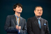 左から吉沢亮、松平健。