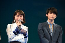 左から吉岡里帆、吉沢亮。