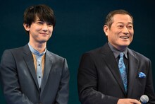 左から吉沢亮、松平健。