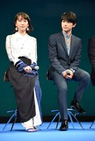 左から吉岡里帆、吉沢亮。