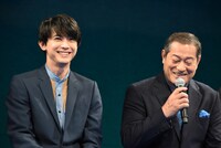 左から吉沢亮、松平健。