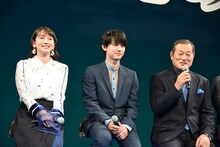 左から吉岡里帆、吉沢亮、松平健。