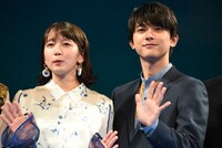 左から吉岡里帆、吉沢亮。