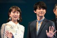 左から吉岡里帆、吉沢亮。