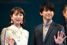 左から吉岡里帆、吉沢亮。