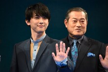 左から吉沢亮、松平健。