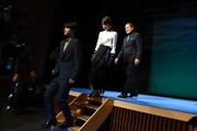 降壇する吉沢亮(左)。