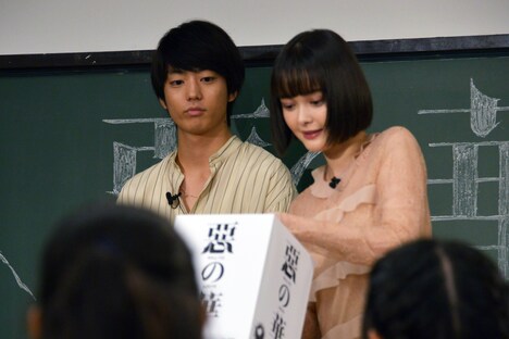 左から伊藤健太郎、玉城ティナ。