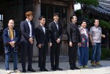 左から佐藤蛾次郎、佐野和真、伊藤淳史、西島秀俊、池田鉄洋、前田航基、木村ひさし。