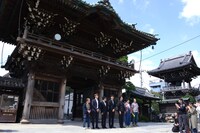 柴又帝釈天で行われた「任侠学園」ヒット祈願イベントの様子。