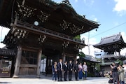 柴又帝釈天で行われた「任侠学園」ヒット祈願イベントの様子。