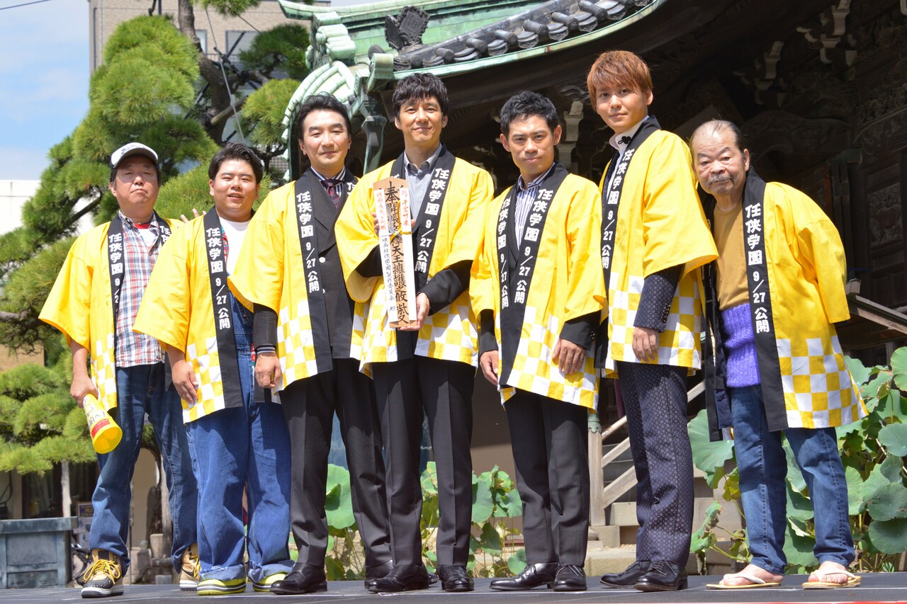 「任侠学園」西島秀俊が柴又帝釈天でヒット祈願、佐藤蛾次郎は“寅さん”アピール