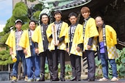 「任侠学園」ヒット祈願イベントの様子。左から木村ひさし、前田航基、池田鉄洋、西島秀俊、伊藤淳史、佐野和真、佐藤蛾次郎。
