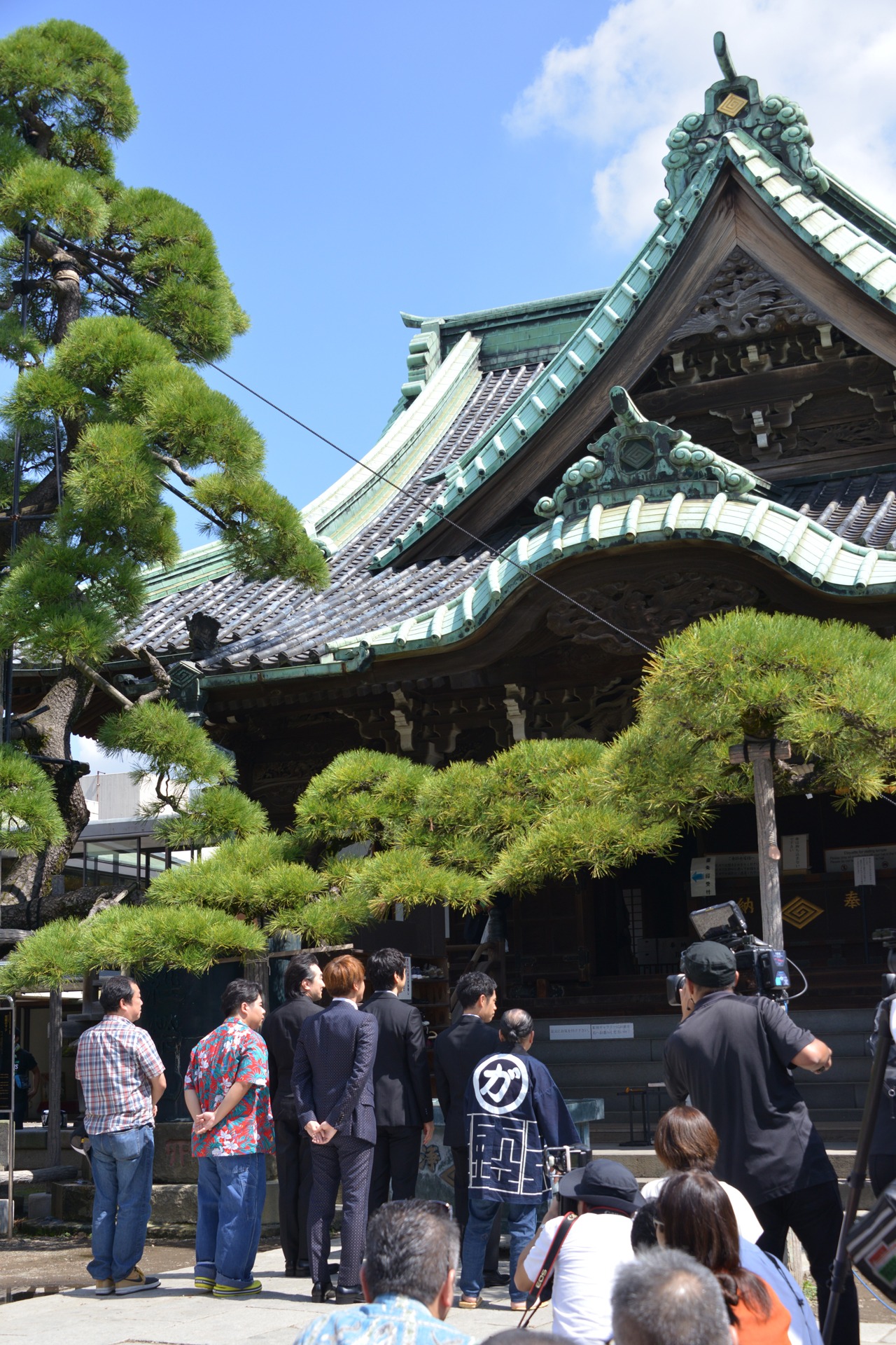 「任侠学園」ヒット祈願イベントの様子。