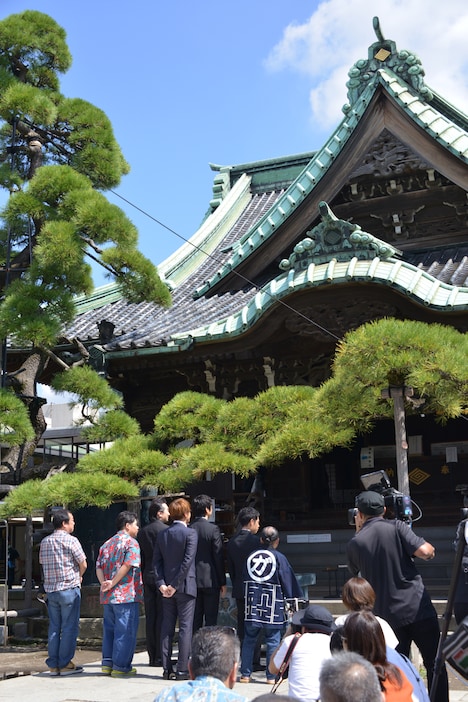 「任侠学園」ヒット祈願イベントの様子。