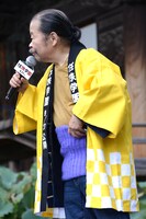 腹巻きを見せる佐藤蛾次郎。