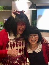 打ち上げ時の笑福亭鶴瓶（左）と北村早樹子（右）。