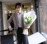 クランクアップ時の綾野剛。