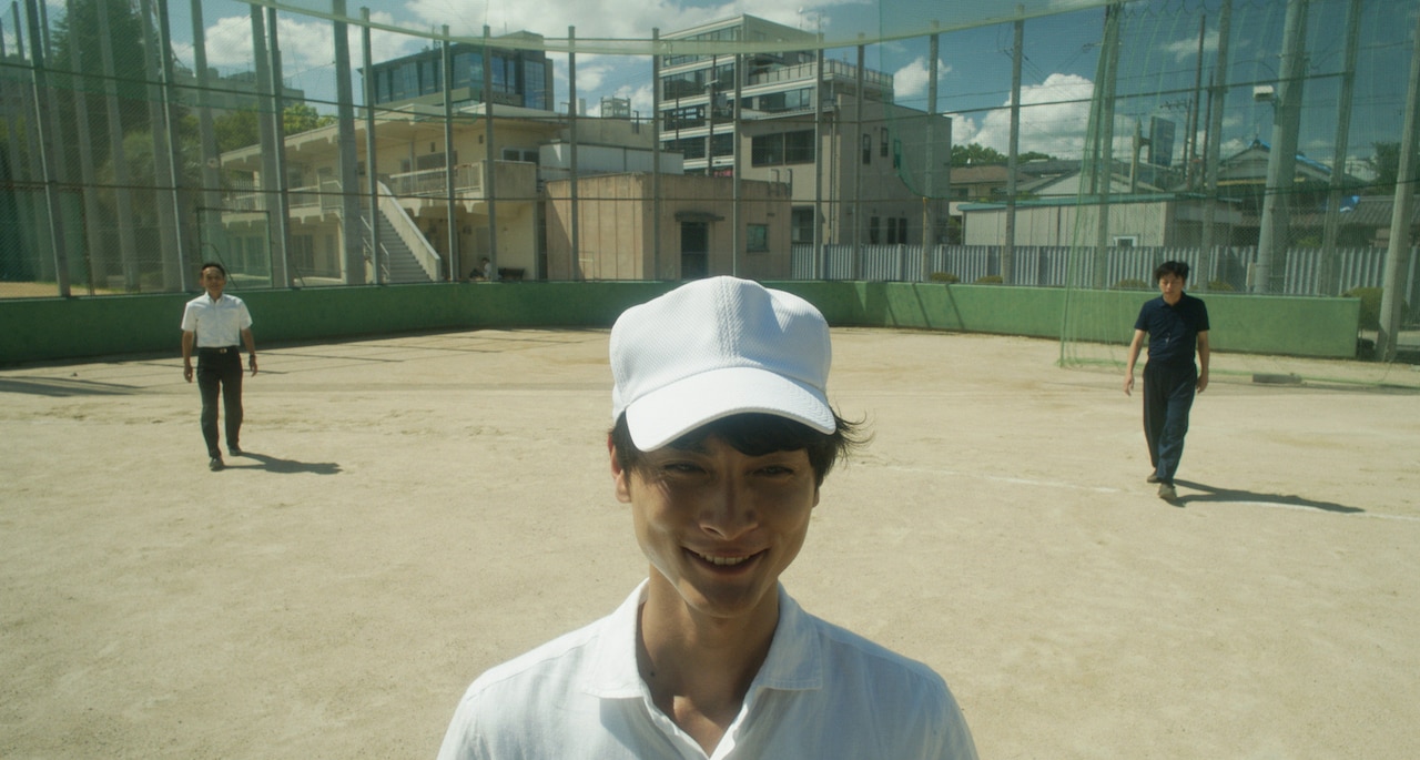 高良健吾が校庭でニヤリ、野球部の顧問演じた「葬式の名人」新カット4枚