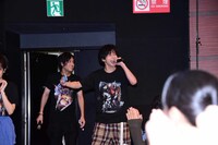 登場するやいなや、観客をあおる武田航平（右）。