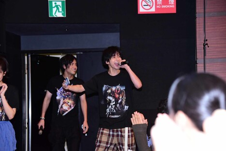 登場するやいなや、観客をあおる武田航平(右)。