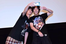 舞台挨拶の生配信用カメラにアピールする武田航平（左）と赤楚衛二（右）。