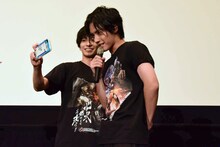 舞台挨拶の生配信用カメラに向かって話す赤楚衛二（手前）。