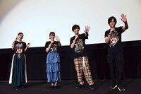 舞台挨拶の生配信カメラに手を振る登壇者たち。